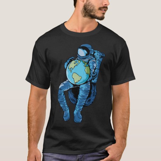 Astronaut Holding Planet Erde T-Shirt (Vorderseite)