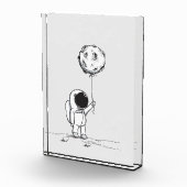 Astronaut im Raum mit Mondballonkosmos spielt die Fotoblock (Rechts)