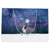 Astronaut im Raum mit Mondballonkosmos spielt die Große Geschenktüte (Rückseite)