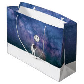 Astronaut im Raum mit Mondballonkosmos spielt die Große Geschenktüte (Rückseite Schrägansicht)