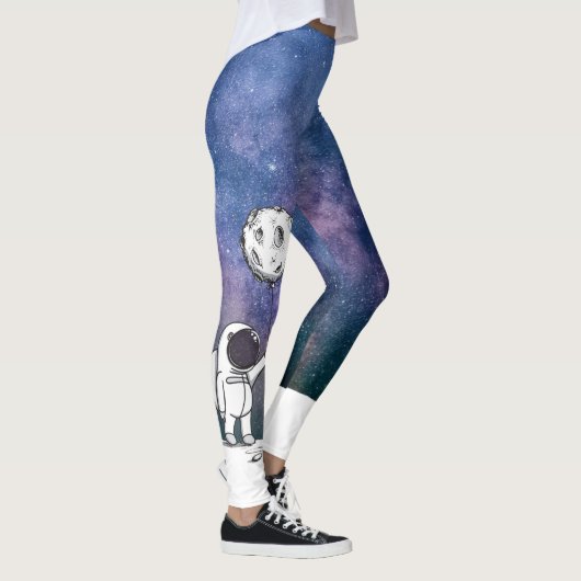 Astronaut im Raum mit Mondballonkosmos spielt die Leggings (Rechts)