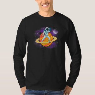 Astronaut im Weltraum auf dem Planeten Saturn beim T-Shirt