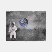 Astronaut im Weltraum, der den Planeten Erde betra Fleecedecke (Vorderseite (Horizontal))