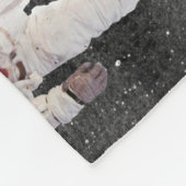 Astronaut im Weltraum, der den Planeten Erde betra Fleecedecke (Ecke)
