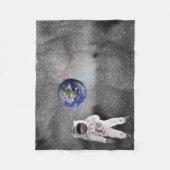 Astronaut im Weltraum, der den Planeten Erde betra Fleecedecke (Vorderseite)
