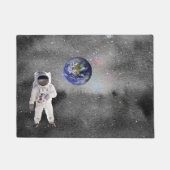 Astronaut im Weltraum, der den Planeten Erde betra Fußmatte (Vorderseite)