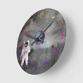 Astronaut im Weltraum, der den Planeten Erde betra Runde Wanduhr (Winkel)