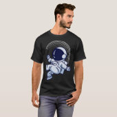 Astronaut im Weltraum entspannt T-Shirt (Vorne ganz)