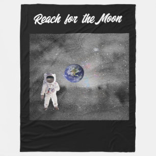 Astronaut im Weltraum greift nach dem Mond Fleecedecke