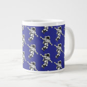 Astronaut im Weltraum Jumbo-Tasse (Vorderseite Rechts)