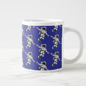 Astronaut im Weltraum Jumbo-Tasse (Rechts)