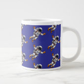 Astronaut im Weltraum Jumbo-Tasse (Rechts)