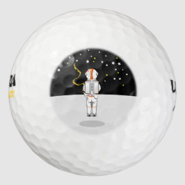 Astronaut im Weltraum mit Kurzem Wind gefangen Golfball