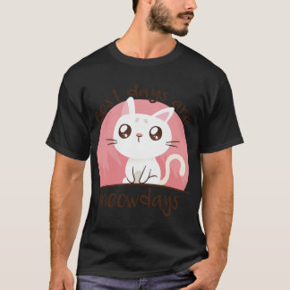 Astronaut im Weltraum mit Raketenwerfer. T-Shirt