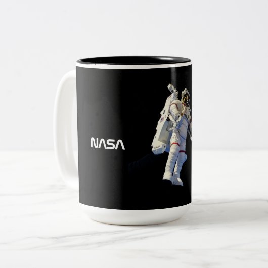 Astronaut in der Raumschwarz Zweifarbige Tasse (Vorderseite Links)
