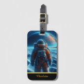 Astronaut in einem Anzug hinter ihm Gepäckanhänger (Vorderseite Vertikal)