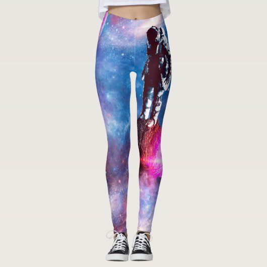 Astronaut in Galaxy Leggings (Vorderseite)