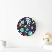 Astronaut in Space Planets and Rockets Pattern Runde Wanduhr (Zuhause)
