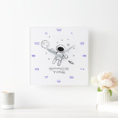 Astronaut In Space - Sketched Art in Black & White Quadratische Wanduhr (Zuhause)