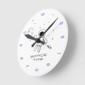 Astronaut In Space - Sketched Art in Black & White Runde Wanduhr (Winkel)