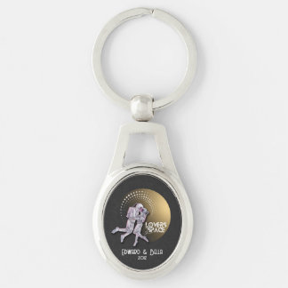 Astronaut liebt Küssen im Weltraum mit Gold Planet Schlüsselanhänger