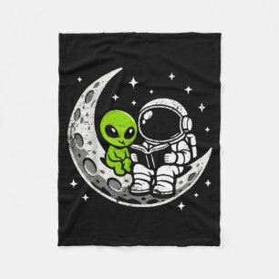 Astronaut liest Buch Alien Mond Weltraum  Fleecedecke