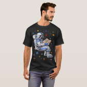 Astronaut liest Buch T-Shirt (Vorne ganz)