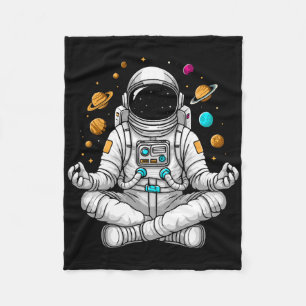 Astronaut macht Yoga-Pose auf Raum-Meditation Astr Fleecedecke