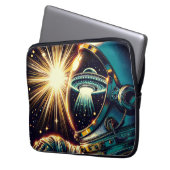 Astronaut mit einem Spiegelbild eines UFO Laptopschutzhülle (Vorderseite Links)