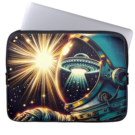 Astronaut mit einem Spiegelbild eines UFO Laptopschutzhülle (Vorderseite)