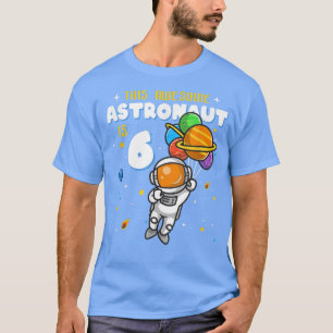 Astronaut mit Planeten in der Hand 6 Jahre alt Bir T-Shirt
