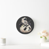 Astronaut on a Space Panda Surreal Weird and Fun Runde Wanduhr (Zuhause)
