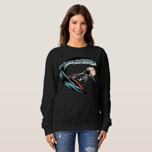Astronaut on surf board surfing on planets space a sweatshirt (Vorne ganz)