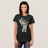 Astronaut plays saxophone in space T-Shirt (Vorne ganz)