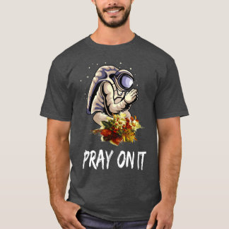 Astronaut Praying - Spaceman Prays Weltfriedenstra T-Shirt