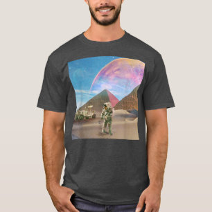 Astronaut Pyramiden Weltraum Universum Surreal T-Shirt