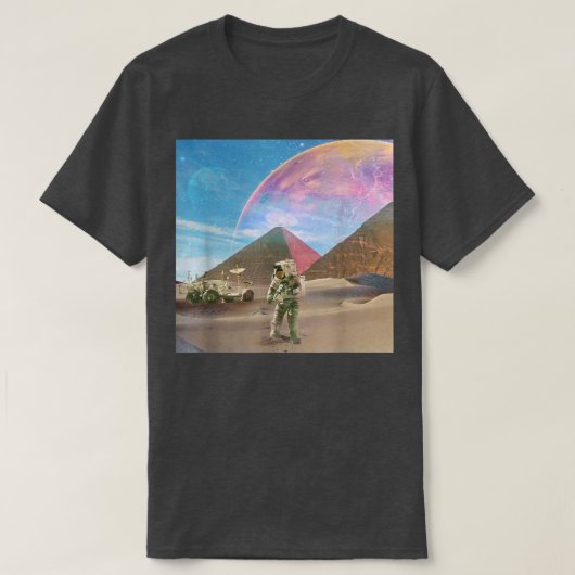 Astronaut Pyramids Outer Space Universe Surreal T-Shirt (Design vorne)
