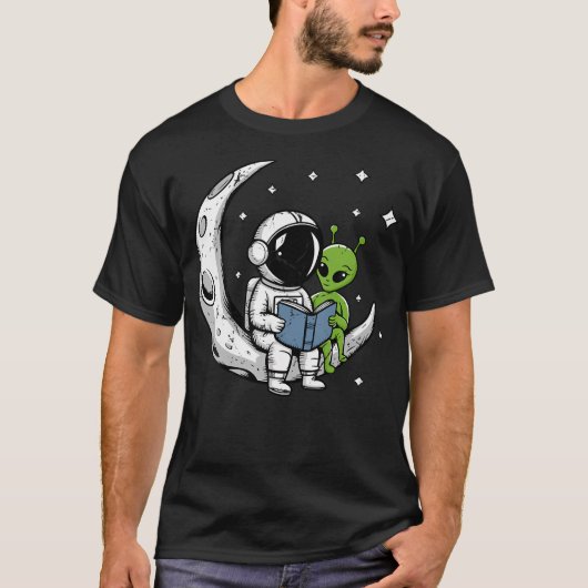 Astronaut Reading Book To Alien Moon Space Astrono T-Shirt (Vorderseite)