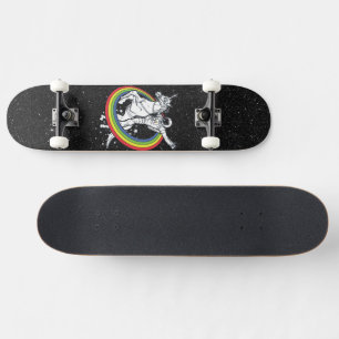 Astronaut reitet auf Einhorn Skateboard