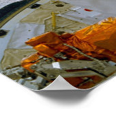Astronaut schweben über Shuttle Discovery Poster (Ecke)