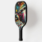 Astronaut schwimmt im Weltraum mit einem UFO Kunst Pickleball Schläger (Links)