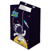 Astronaut schwimmt im Weltraum Mittlere Geschenktüte (Vorderseite Schrägansicht)