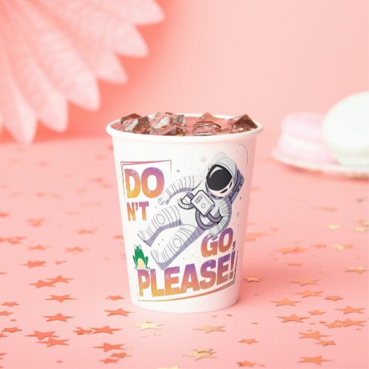 Astronaut schwimmt im Weltraum Pappbecher (Insitu)