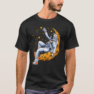 Astronaut sitzt auf dem Halbmond T-Shirt