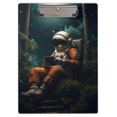 Astronaut sitzt auf einem Stuhl Klemmbrett (Vorderseite)