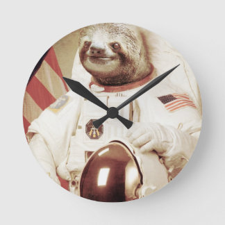 Astronaut Sloth Runde Wanduhr