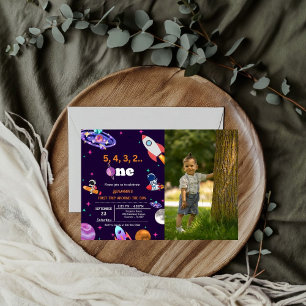 Astronaut Space geht zum ersten Mal um den sonnige Einladung