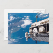 Astronaut Space Walk über der Erde Postkarte (Vorne/Hinten)