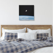 Astronaut Spacewalk über der Erde Leinwanddruck (Insitu (Schlafzimmer))
