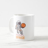 Astronaut spielt Basketball in der Space Tasse (Vorderseite Links)